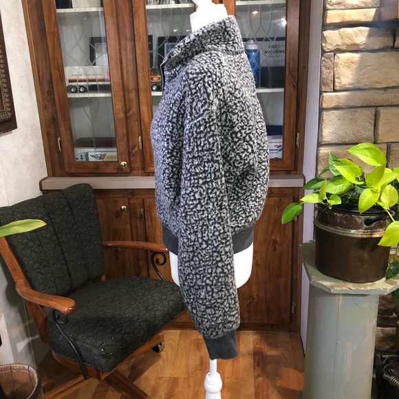 EXPRESS SIZE SMALL PETITE GRAY AND BLACK FLEECE PULLOVER WITH HALF ZIPPER. - Picture 3 of 4